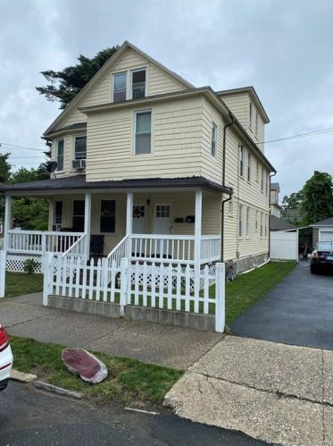 81 Horace St, Bridgeport, CT 06610-2040
