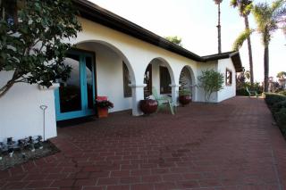 345 Osborne St, Vista, CA 92084-1648