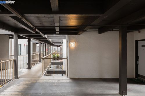 1 Embarcadero, Oakland CA  94607-4539 exterior