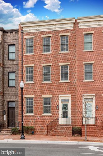 707 Monroe St, Herndon, VA 20170-4644