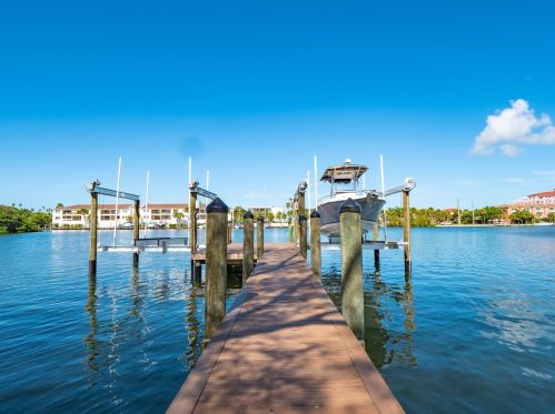 3201 Maritana Dr, Saint Petersburg FL  33706-4036 exterior