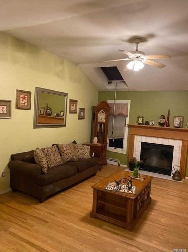 156 Cumberland St, Manor Park, NY 11950-4703