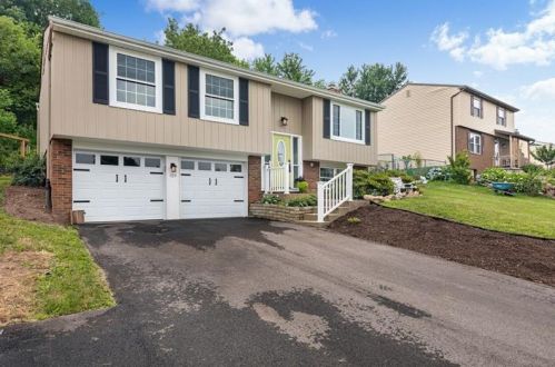 105 Loch Shin Dr, Moon Twp, PA 15108-9617