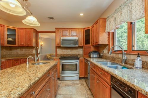 6 Birch Hill Rd, Salem NH  03079-3473 exterior