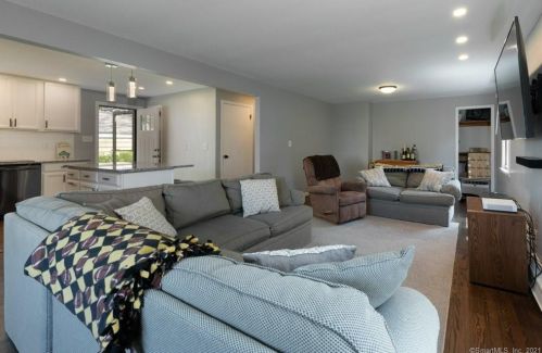 956 Huntington Rd, Stratford CT  06614-2736 exterior