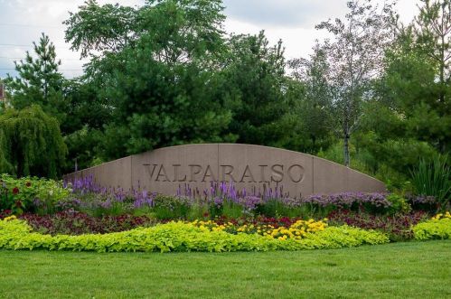 560 Woodlawn Dr, Valpo IN  46385-3347 exterior