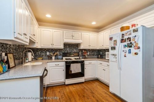 12 Lone Oak Way, Tinton Falls, NJ 07724-2468
