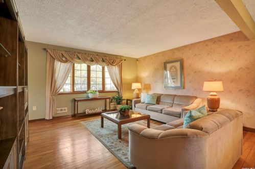 19 Riverdale Ave, Oakdale NY  11769-1544 exterior