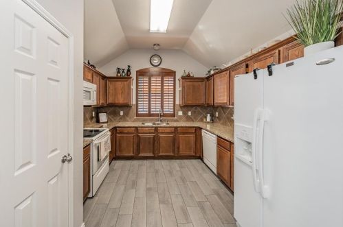 916 Raleigh Path Rd, Denton TX 76208-2907 exterior