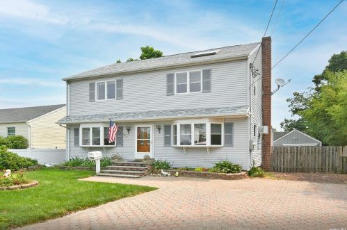 44 Alice Ct, Bethpage, NY 11714-2918