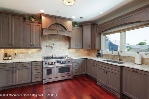 8 Benton Ave, Leonardo NJ  07737-1403 exterior