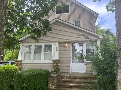 156 County Line Rd, Amityville, NY 11701-3166
