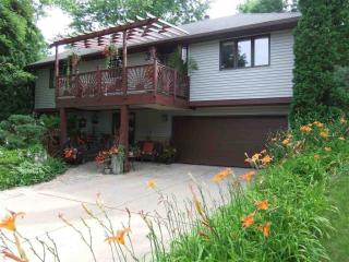 7962 Oakbrook Cir, Madison, WI 53717-1676