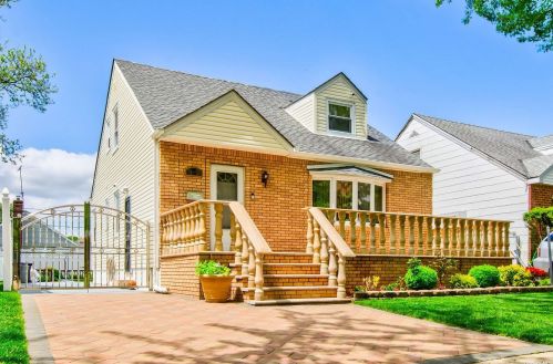 79-50 265th St, Floral Park, NY 11004-1320