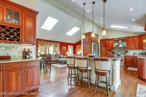 44 Fairfield Dr, Tinton Falls, NJ 07724-3114