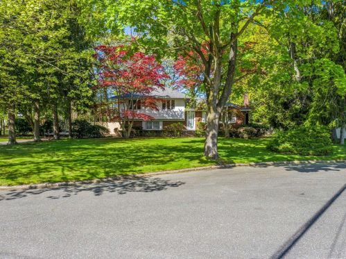 10 Zoranne Dr, Elwood, NY 11731-5908