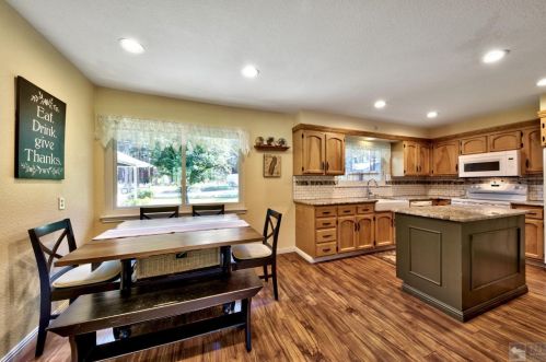 1084 Fairway Ave, South Lake Tahoe CA  96150-8401 exterior