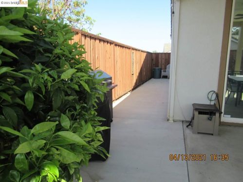 1886 Ventura Dr, West Pittsburg CA  94565-6476 exterior