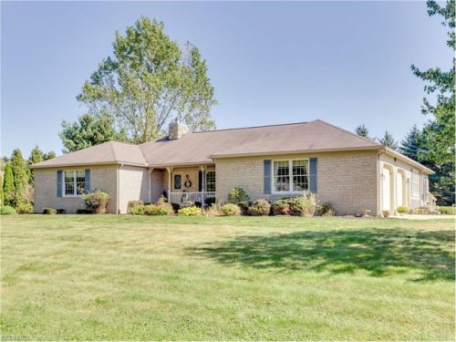 1036 Mohawk Trl, Hartville, OH 44632-9422