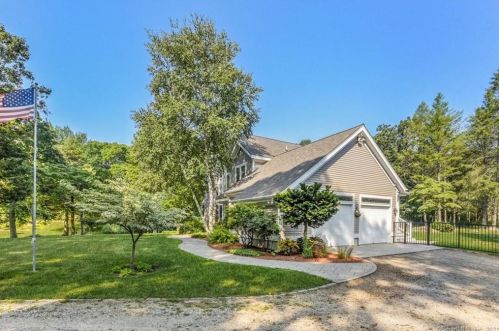300 Briar Hill Rd, Groton, CT 06340-2653