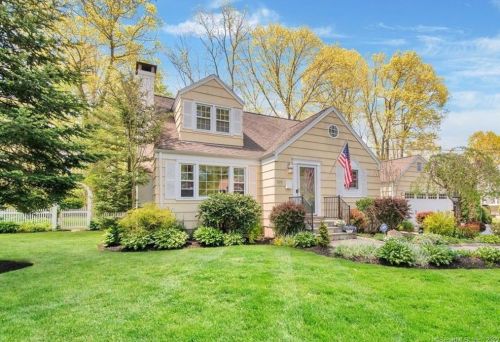 199 Fernwood Rd, Bridgeport, CT 06611-2832