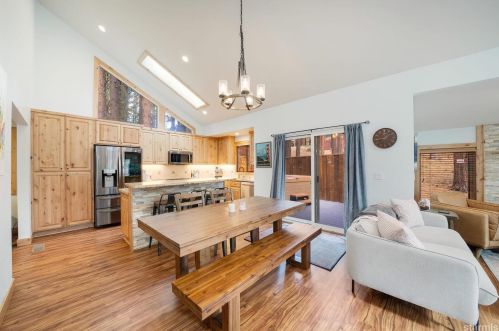 2208 Toiyabe Trl, South Lake Tahoe CA  96150-6861 exterior