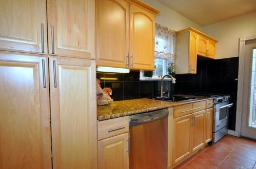 1 Maplewood Rd, Hartsdale NY  10530-1627 exterior