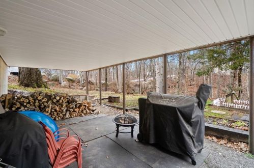 11 Palmer Dr, Gales Ferry CT  06335-1529 exterior