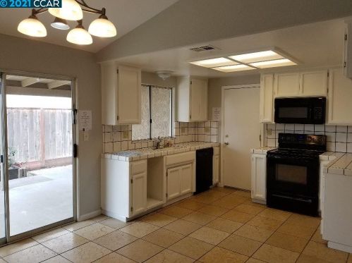 372 J St, Lathrop, CA 95330-9444