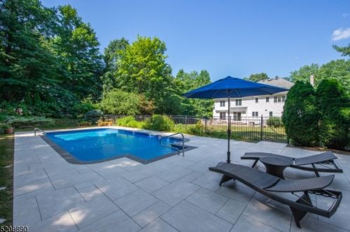 77 Fountain Dr, Skyline Lakes NJ  07456-2406 exterior
