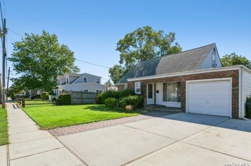 1401 Jefferson St, Floral Park, NY 11001-3724