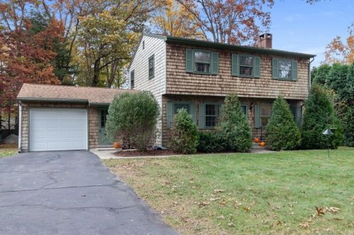 89 Chesterfield Rd, East Lyme, CT 06333-1202