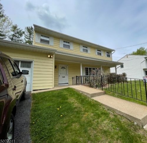 79 Clover Hill Dr, Roxbury Township, NJ 07836-9539