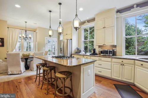 19 Cornwall St, Leesburg VA 20176-2701 exterior