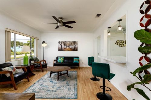 5933 15th Ave, Saint Petersburg FL  33707-3305 exterior