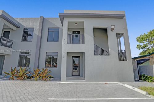 436 16th St, Hialeah, FL 33010-3249