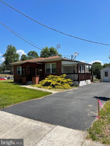 1031 Pitt St, Carlisle, PA 17013-1427