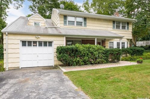 242 Thompson Pl, Huntington Station, NY 11746-3310