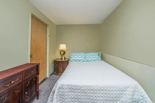 5 Victoria Rd, Babylon NY  11703-1406 exterior