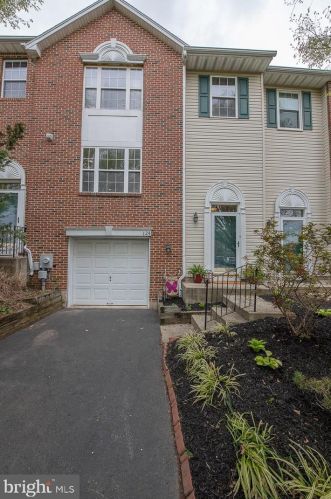 124 Hunt Club Dr, Collegeville, PA 19426-3966