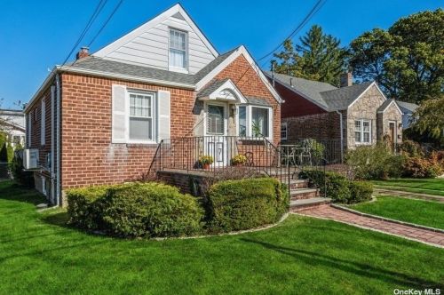 7 Evergreen Ave, New Hyde Park, NY 11040-3914