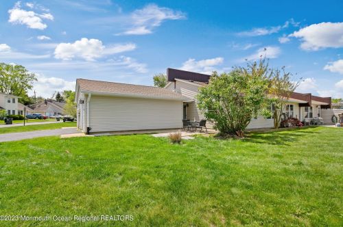 33 Arlene Ct, Bricktown, NJ 08724-1474