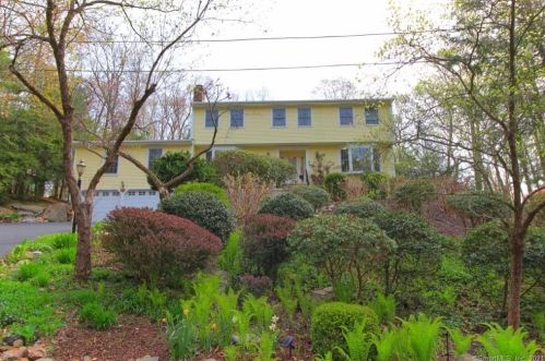 20 Maple Ridge Rd, Bridgeport, CT 06611-5521