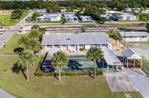 1525 Pleasant St, Tavares FL  32778-4001 exterior