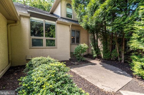 2 Linden Dr, Melrose Park, PA 19027-1333