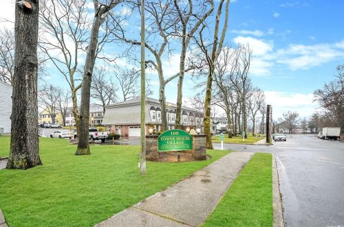 901 Towne House Vlg, Hauppauge NY  11749-4817 exterior