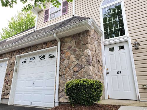 171 Larry Ln, Huntington Station, NY 11746-5642