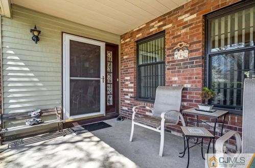 8 Stone Ct, East Brunswick, NJ 08816-4069