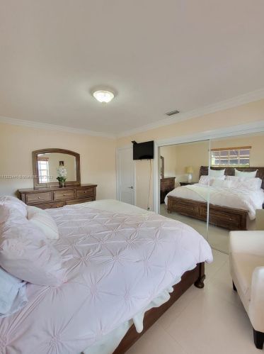 17 Suffolk Ave, Hialeah FL  33010-5035 exterior