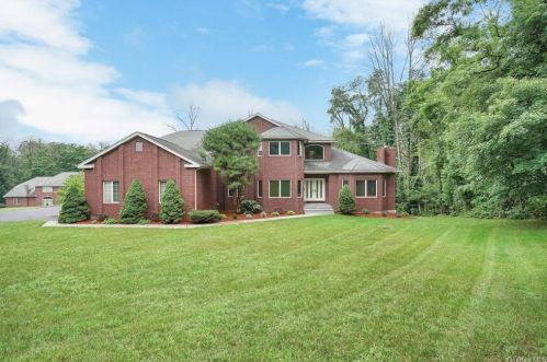 696 Haverstraw Rd, Airmont, NY 10901-2702
